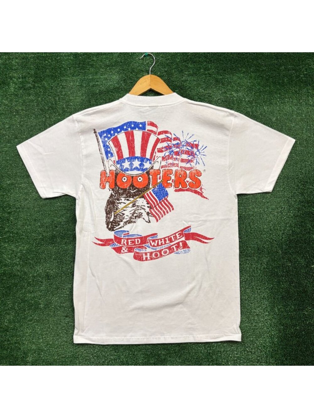 Hooters Red White & Hoot Indepence Day T-Shirt Size Medium